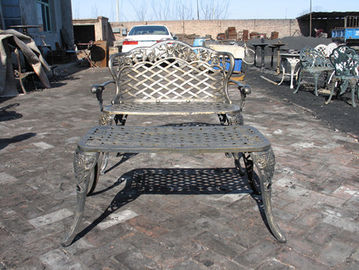 Moderne Roheisen-Tabelle und Stühle mit antikem Bronzefarbroheisen-speisendem Satz im Freien