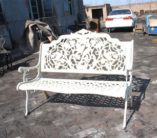 Rattan-asphaltieren weiße Roheisen-Tabelle und Stühle/Antike Lehnsessel im Freien